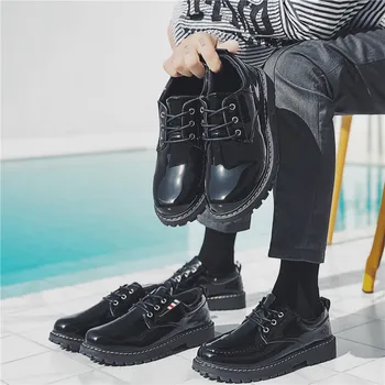 Корейската версия тенденция мъжки обувки в Англия е увеличил черни младежки обувки с голямо бомбе, мъжки ежедневни малки кожени обувки